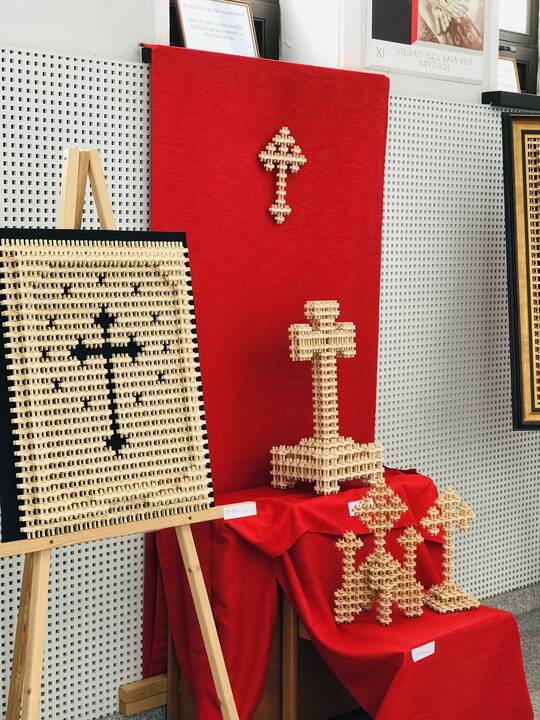 Paskatino: T.Milašius be galo dėkingas vienam lietuviui iš Sibiro, kuris išmokė jį unikalios kryžių iš mazgų rinkimo technikos. 
