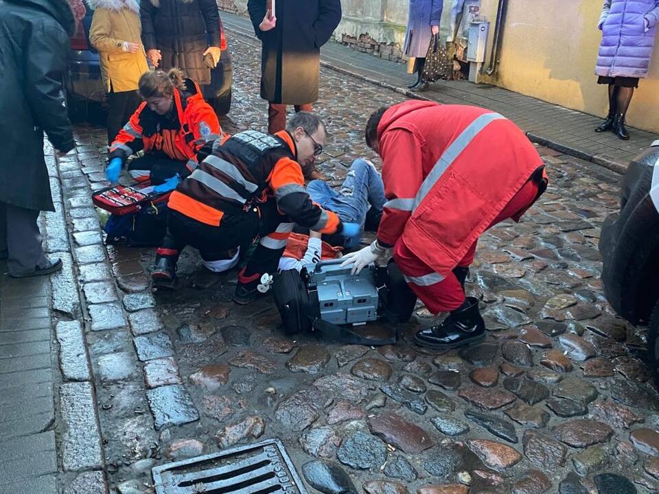 Neabejingi: Senamiestyje parkritusiam asmeniui praeiviai pradėjo teikti pagalbą, iškvietė medikus.