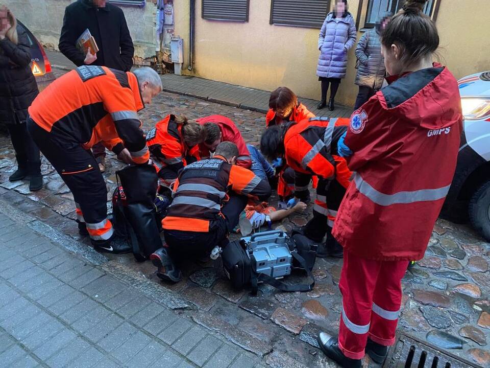 Neabejingi: Senamiestyje parkritusiam asmeniui praeiviai pradėjo teikti pagalbą, iškvietė medikus.