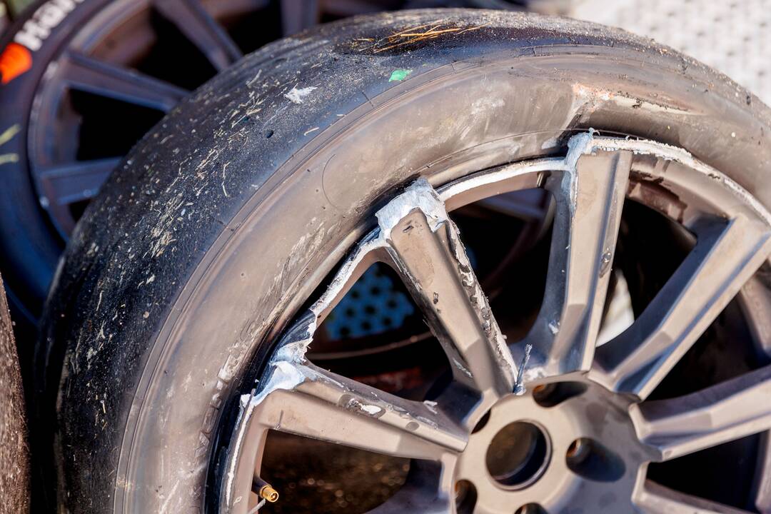 Avarijos Kaune: vienur susidūrė užsieniečių mašinos, kitur bėdos pridarė sunkiasvoris automobilis