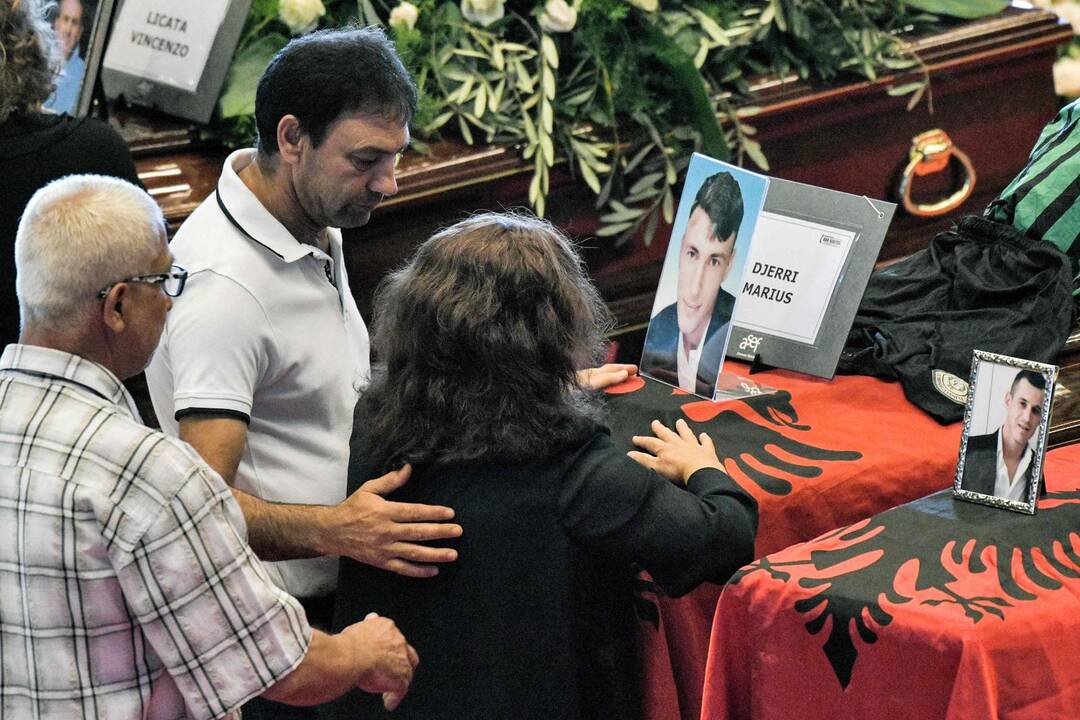 Genujoje sugriuvusio viaduko aukų laidotuvės