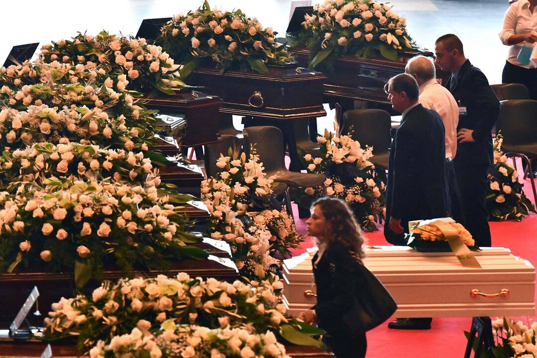 Genujoje sugriuvusio viaduko aukų laidotuvės