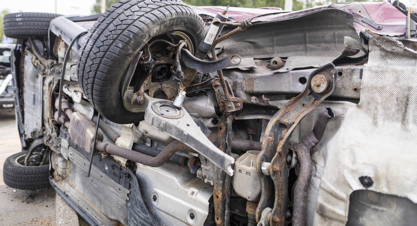 Kauno rajone automobilis nuvažiavo nuo kelio: sužaloti keturi žmonės