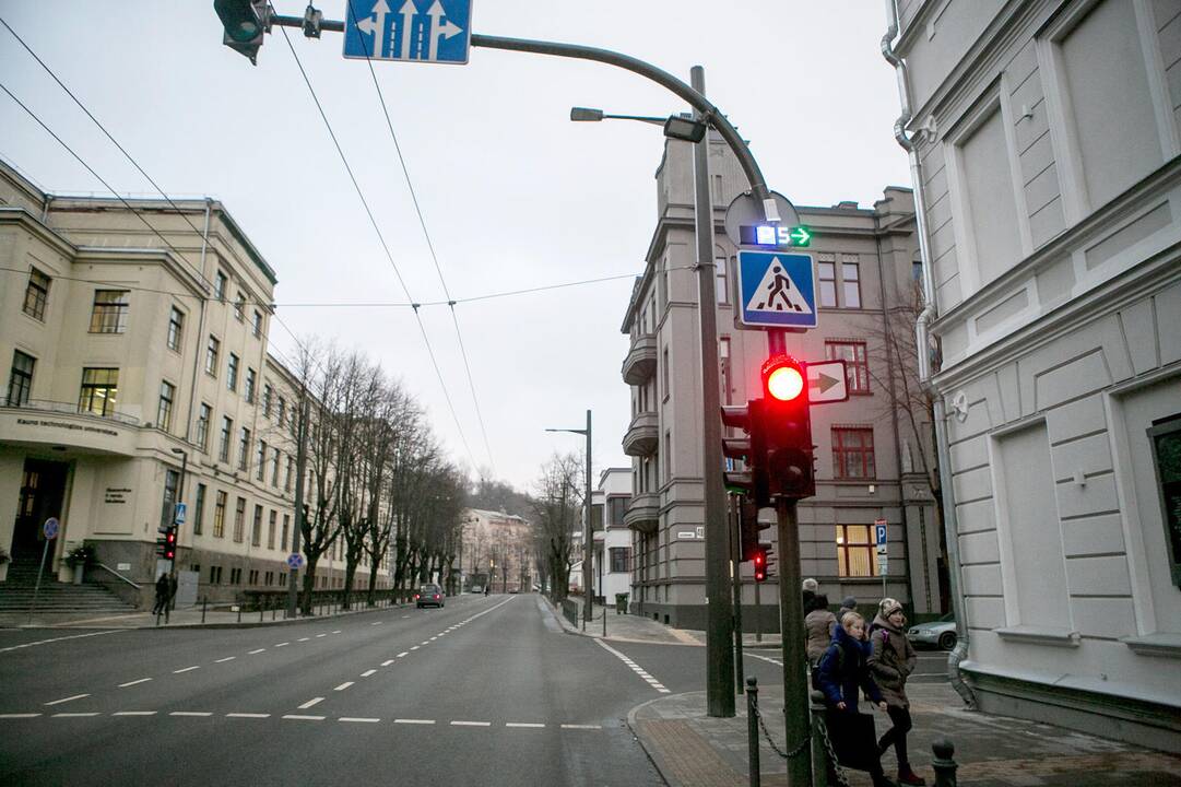 Patogu: Gedimino gatvėje, įvažiavus iš Donelaičio arba Kęstučio gatvių, sumontuotos švieslentės, kuriose matoma kiek yra laisvų vietų parkavimo zonoje.