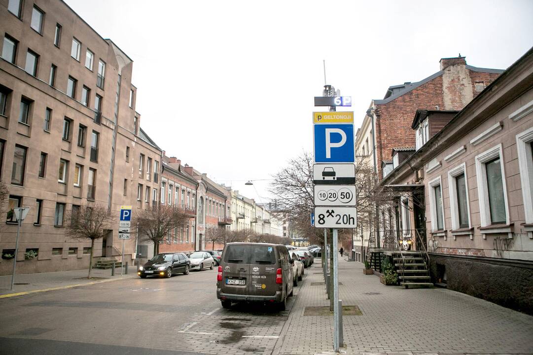 Patogu: Gedimino gatvėje, įvažiavus iš Donelaičio arba Kęstučio gatvių, sumontuotos švieslentės, kuriose matoma kiek yra laisvų vietų parkavimo zonoje.