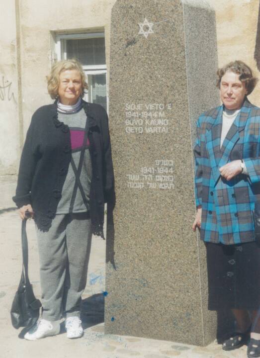 Mecenatai: Jehuda Benayahu su žmona (kairėje) ir Arie Blumentalis su šeima dosniai aukojo atminimo lentos gamybai. 