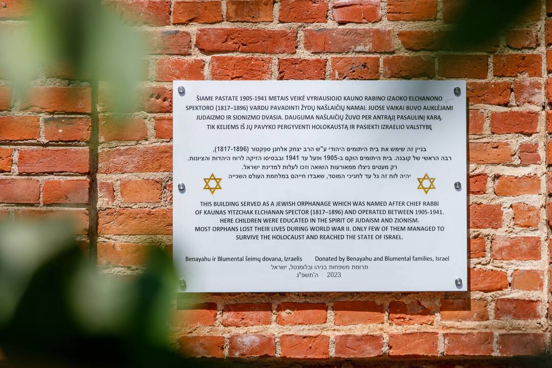Mecenatai: Jehuda Benayahu su žmona (kairėje) ir Arie Blumentalis su šeima dosniai aukojo atminimo lentos gamybai. 
