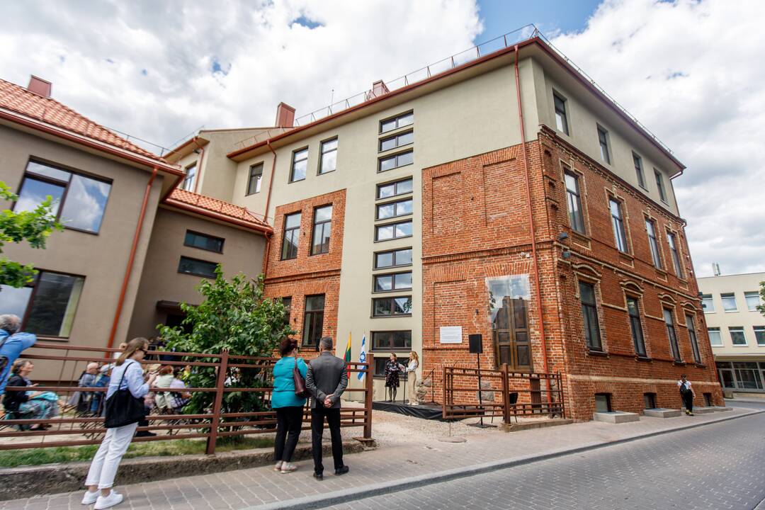 Mecenatai: Jehuda Benayahu su žmona (kairėje) ir Arie Blumentalis su šeima dosniai aukojo atminimo lentos gamybai. 
