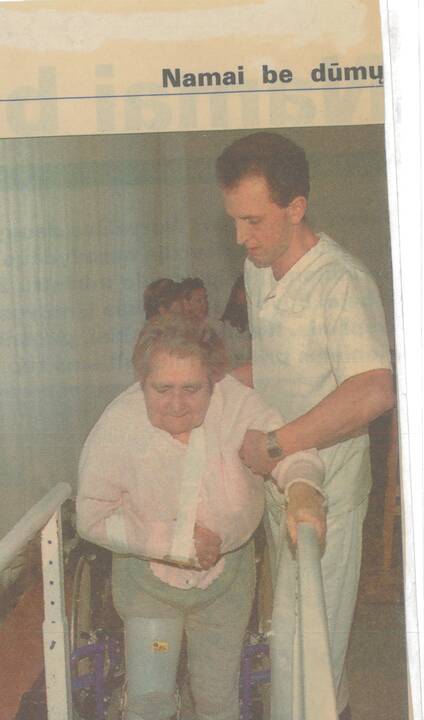 Mecenatai: Jehuda Benayahu su žmona (kairėje) ir Arie Blumentalis su šeima dosniai aukojo atminimo lentos gamybai. 