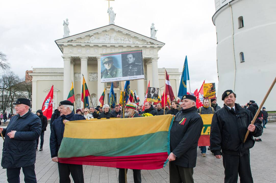 Keli šimtai žmonių žygiavo tautininkų eitynėse Vilniuje