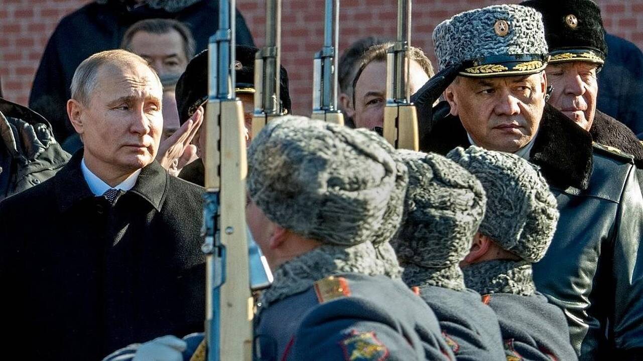 Sankcijos veikia: Rusija priversta mažinti karines išlaidas