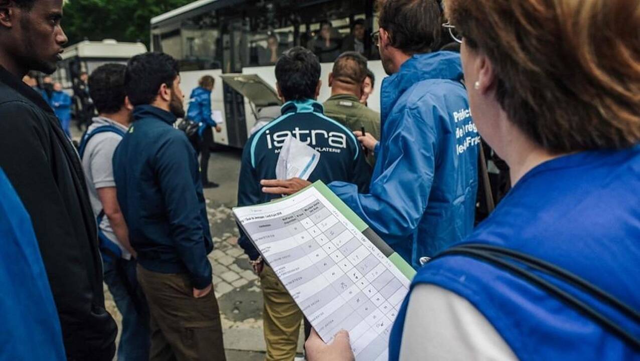 Paryžiaus policija evakuoja žmones iš dar dviejų migrantų stovyklų