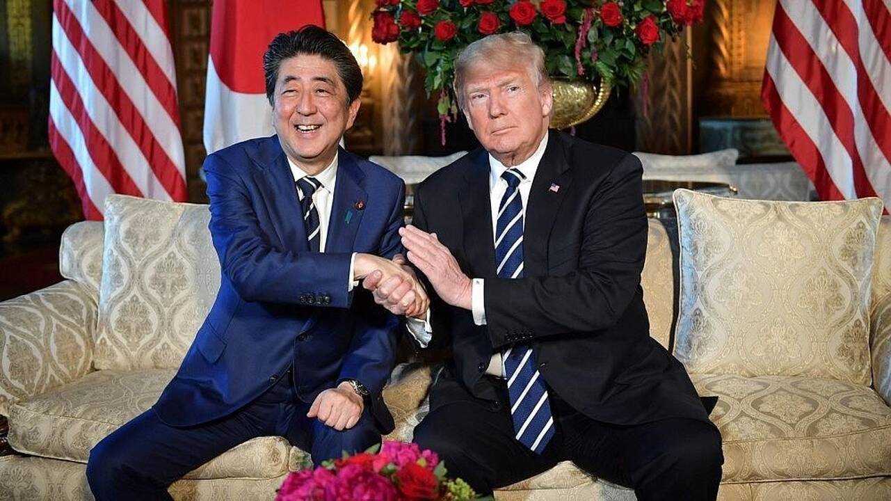 Shinzo Abe (kairėje) ir Donaldas Trumpas 