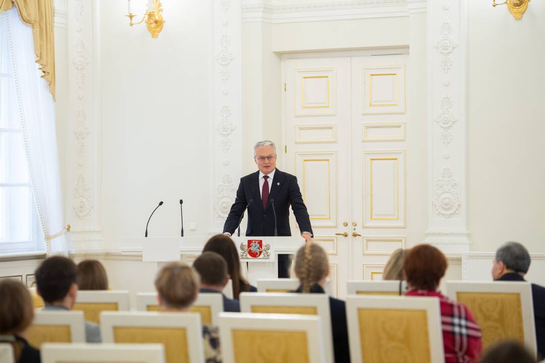 Prezidentas apdovanojo Konstitucijos egzamino nugalėtojus