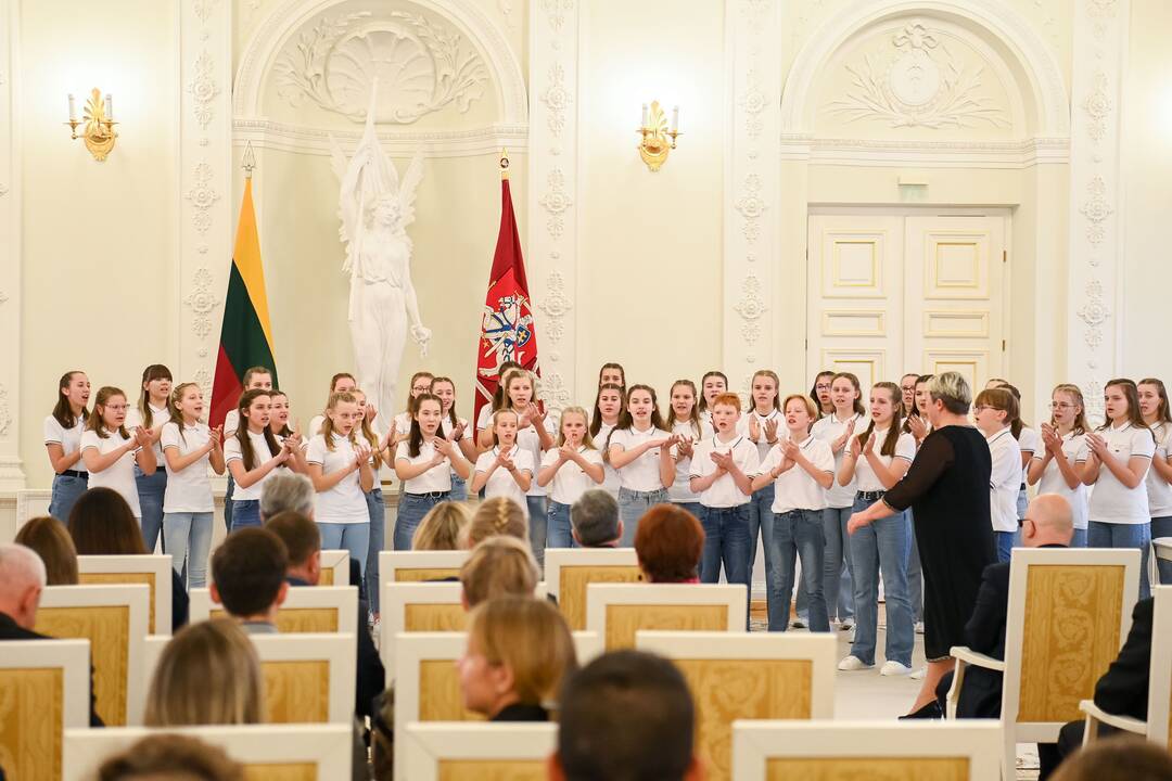 Prezidentas apdovanojo Konstitucijos egzamino nugalėtojus