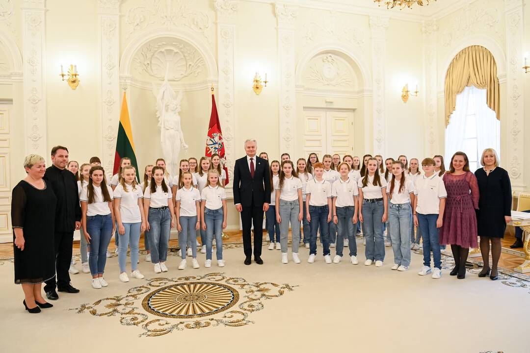 Prezidentas apdovanojo Konstitucijos egzamino nugalėtojus