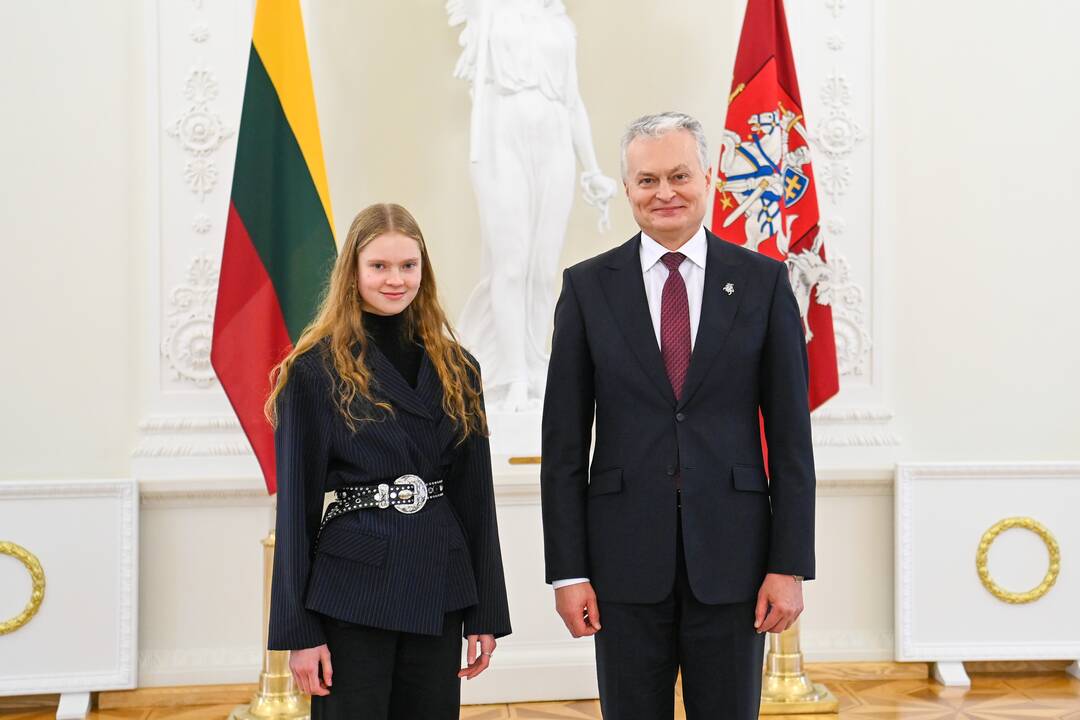 Prezidentas apdovanojo Konstitucijos egzamino nugalėtojus