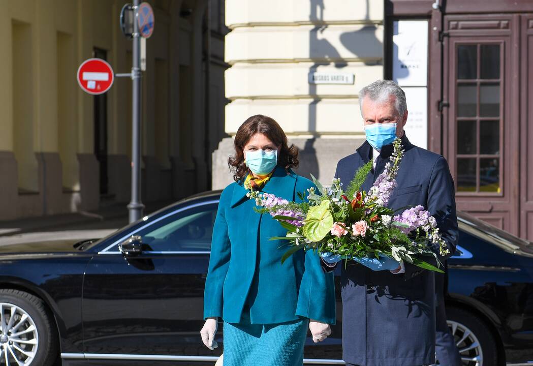 G. Nausėda padėjo gėlių prie J. Basanavičiaus paminklo