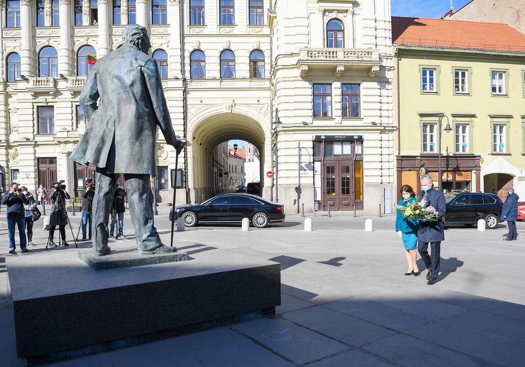 G. Nausėda padėjo gėlių prie J. Basanavičiaus paminklo