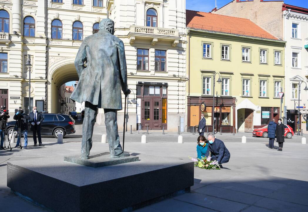 G. Nausėda padėjo gėlių prie J. Basanavičiaus paminklo