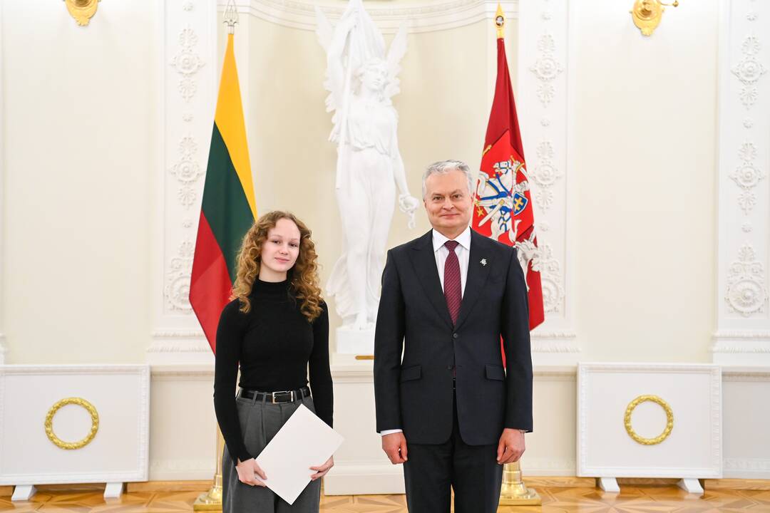 Prezidentas apdovanojo Konstitucijos egzamino nugalėtojus