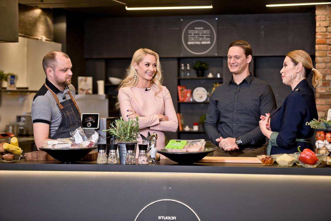 Mantas Pitkauskas su  Rūta Elžbieta Mazurevičiūtė-Pitkauskiene (viduryje)