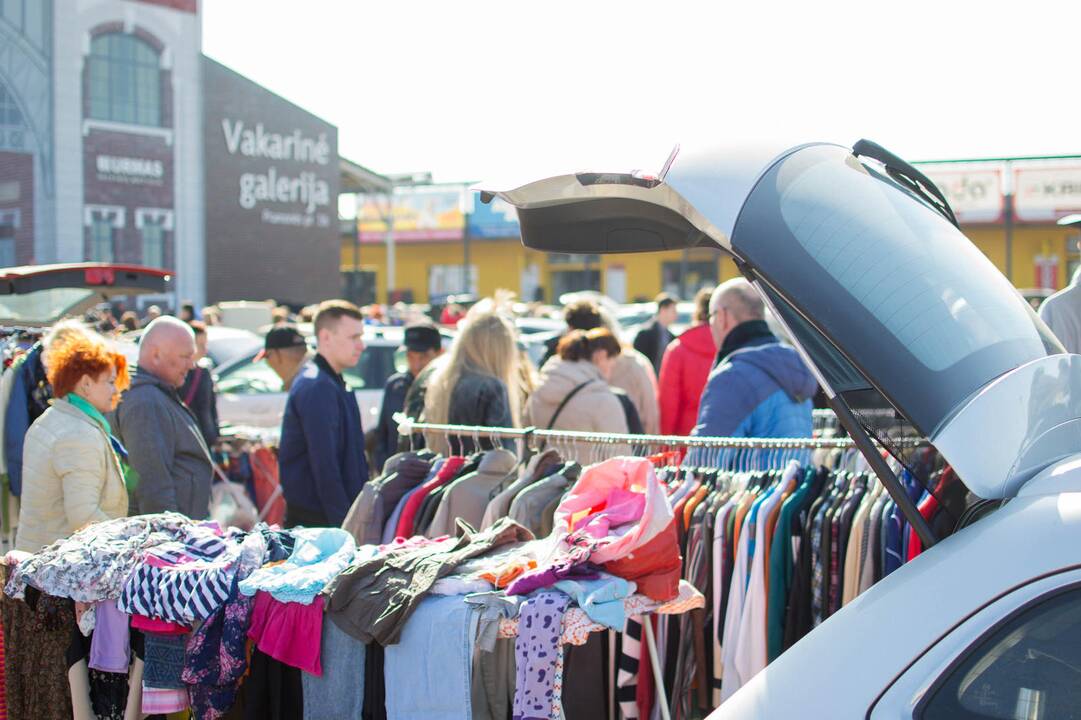 "Bagažinių turguje" galima įsigyti pačių įvairiausių naudotų, bet dar gerų ir tinkamų daiktų.