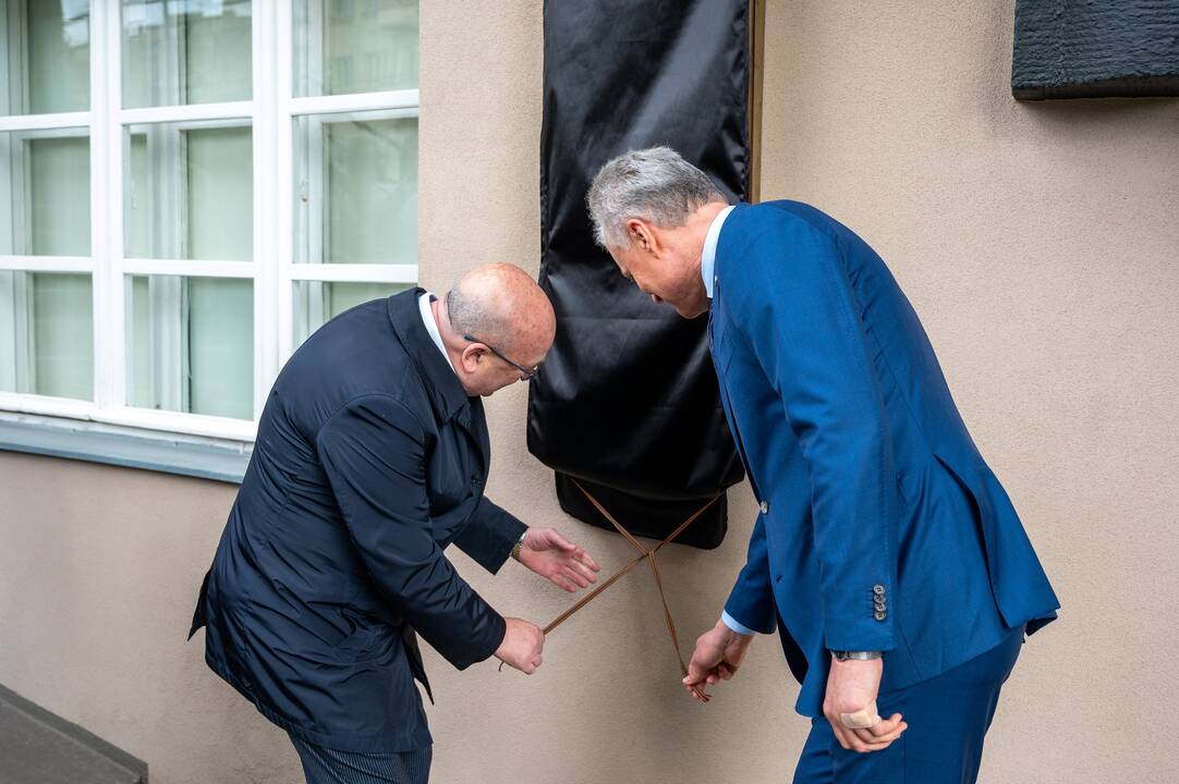 Prie V. Staniulio knygyno atidengta atminimo lenta
