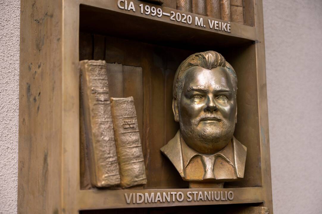 Prie V. Staniulio knygyno atidengta atminimo lenta