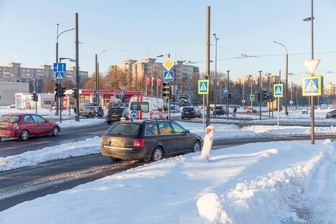 Patogiau: S. Žukausko ir P. Lukšio gatvių sankryžoje posūkiui į dešinę įrengta atskira eismo juosta.