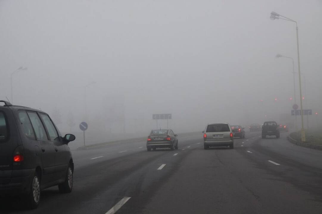 Kai kuriuose šalies rajonuose eismą sunkina rūkas