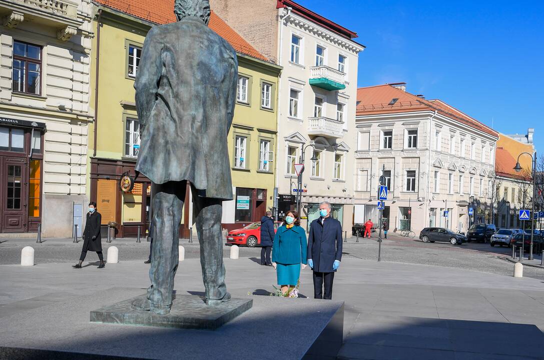 G. Nausėda padėjo gėlių prie J. Basanavičiaus paminklo