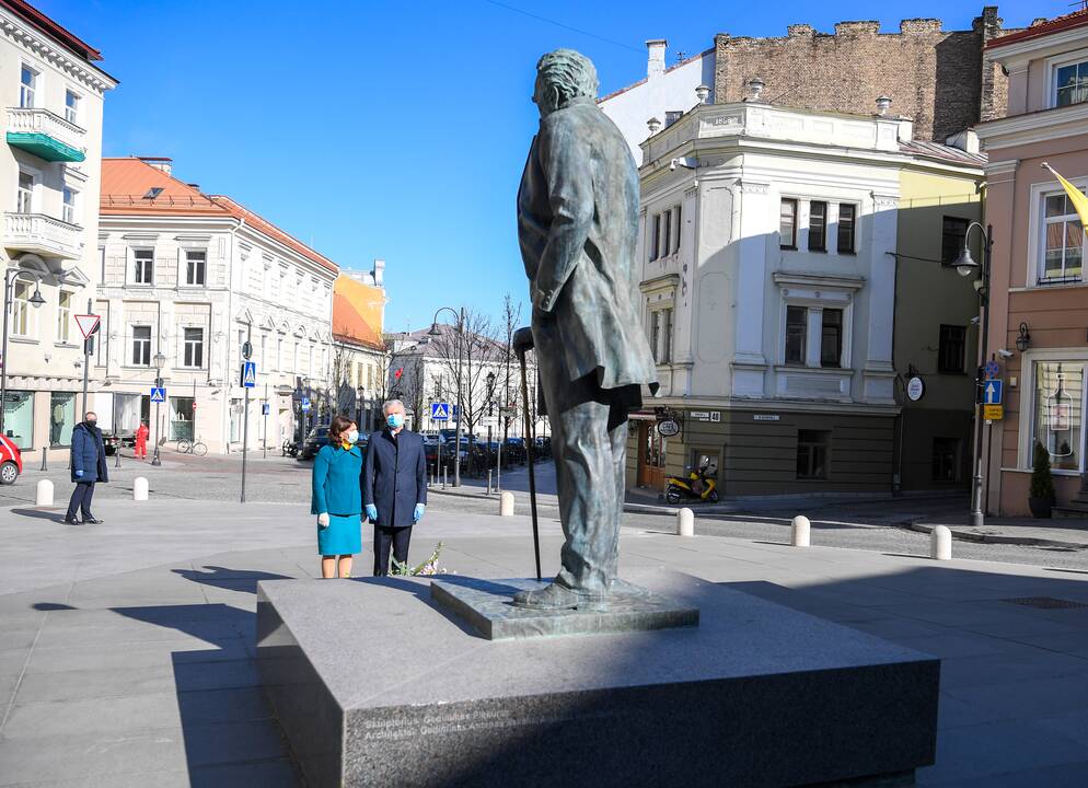 G. Nausėda padėjo gėlių prie J. Basanavičiaus paminklo