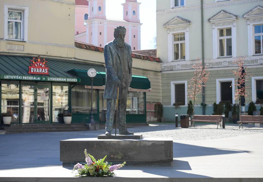 G. Nausėda padėjo gėlių prie J. Basanavičiaus paminklo