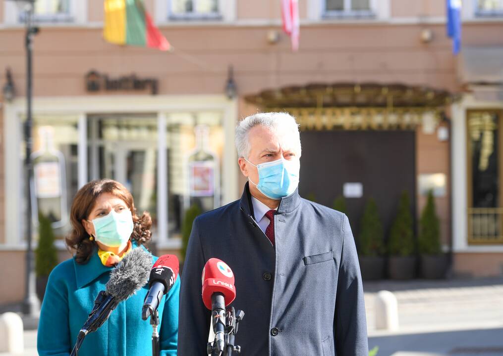 G. Nausėda padėjo gėlių prie J. Basanavičiaus paminklo