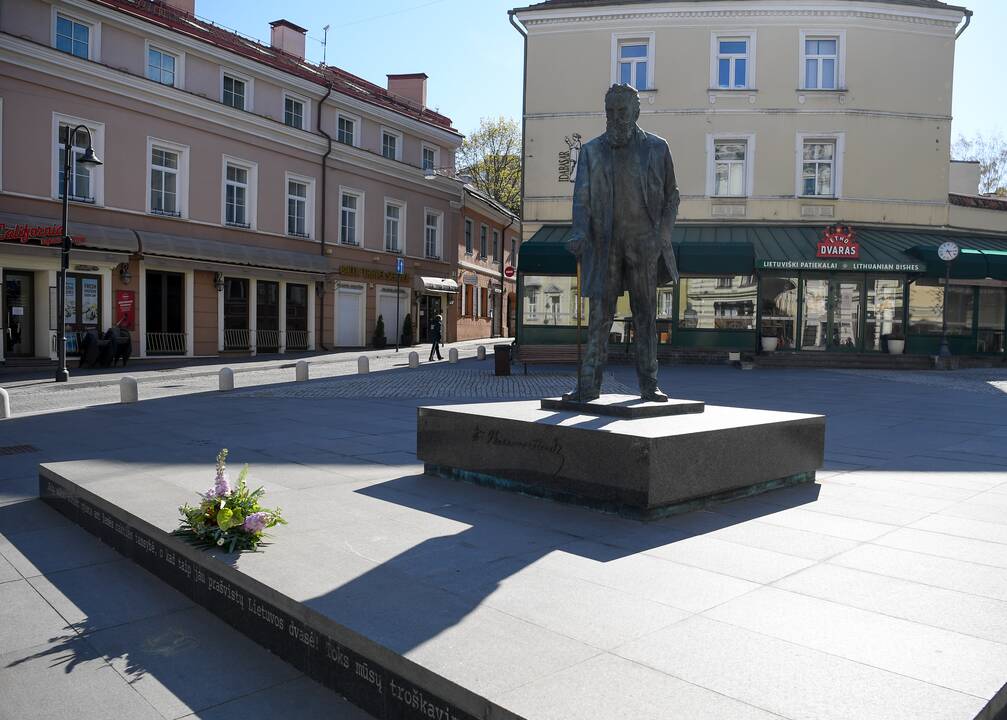G. Nausėda padėjo gėlių prie J. Basanavičiaus paminklo