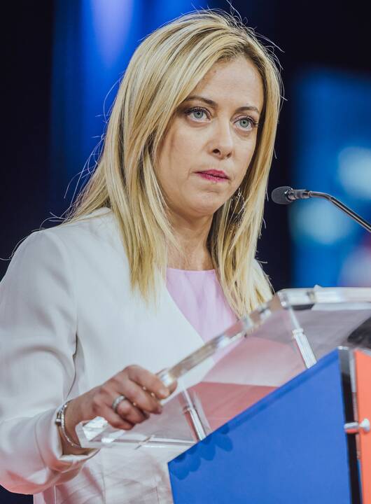 Pusiausvyra: G.Meloni kol kas sėkmingai balansuoja tarp priekaištų dėl partijos kilmės ir Italijos rinkėjų lūkesčių.
