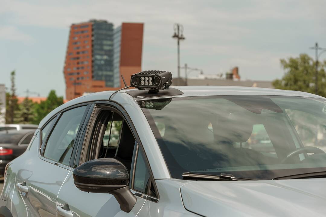 VšĮ „Klaipėdos keleivinis transportas“ darbuotojai testuoja mobiliąją parkavimo kontrolės įrangą Piliavietės aikštelėje.