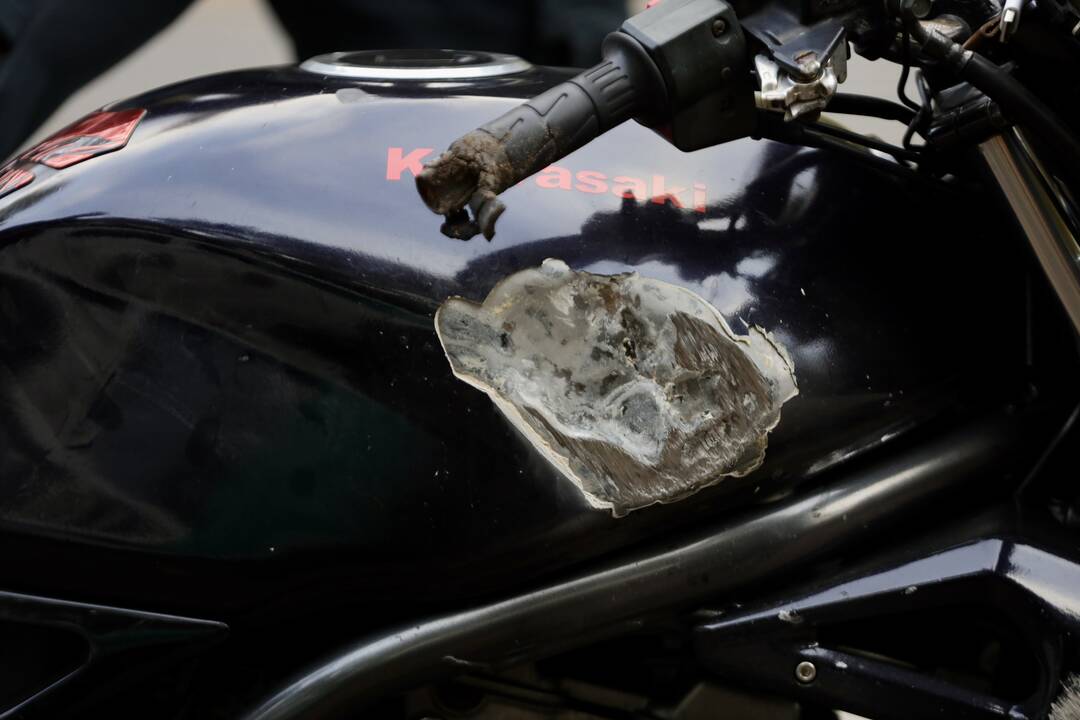 Romainiuose – baisi motociklo ir paspirtuko avarija