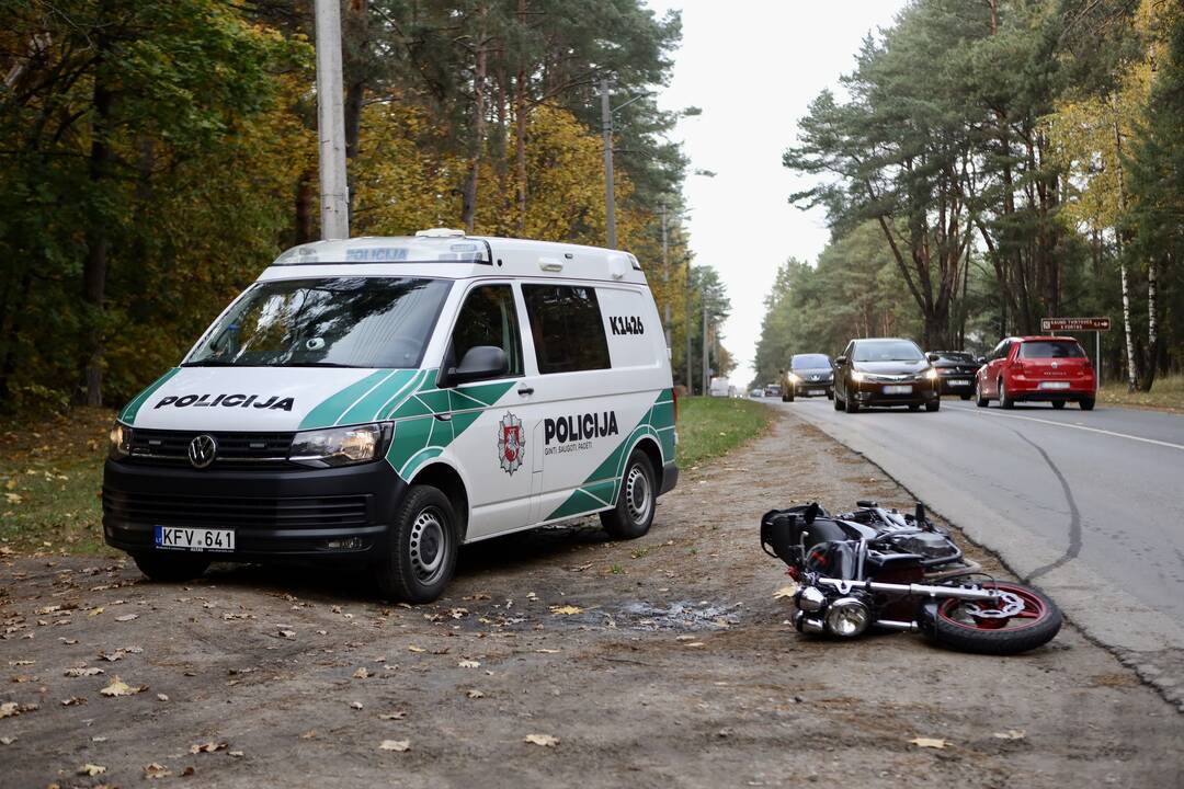 Romainiuose – baisi motociklo ir paspirtuko avarija