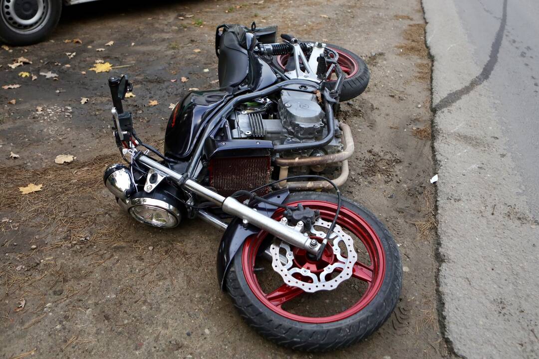 Romainiuose – baisi motociklo ir paspirtuko avarija