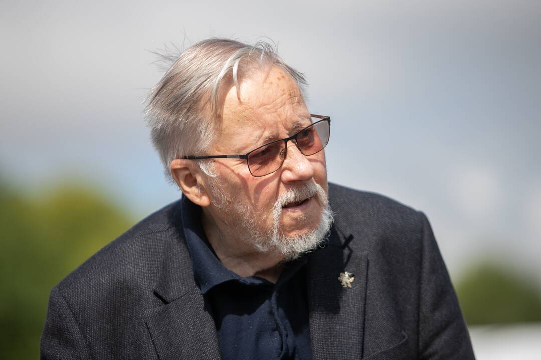 Kitaip: V.Landsbergis patartų Prezidentui ir premjerei bendrauti kitaip – dažniau ir sutariant dėl darbų: „Dabar kartais ir jų nebendravimas, ir reagavimas į vienas kito poziciją dėl darbų nėra pats geriausias variantas.“
