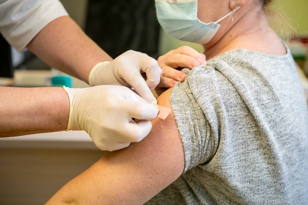 Įspėja: išaugus vakcinacijos tempams, medikai nespėja skiepyti nesiregistravusių žmonių – visų prašoma registruotis iš anksto.