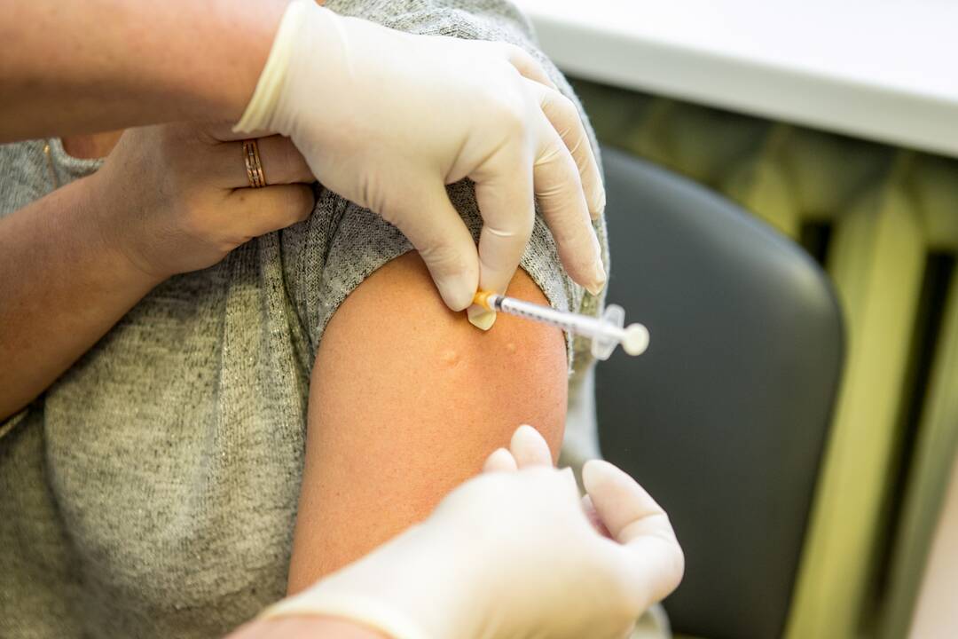 Įspėja: išaugus vakcinacijos tempams, medikai nespėja skiepyti nesiregistravusių žmonių – visų prašoma registruotis iš anksto.