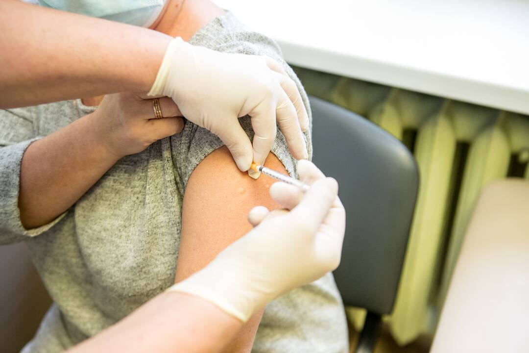 Įspėja: išaugus vakcinacijos tempams, medikai nespėja skiepyti nesiregistravusių žmonių – visų prašoma registruotis iš anksto.
