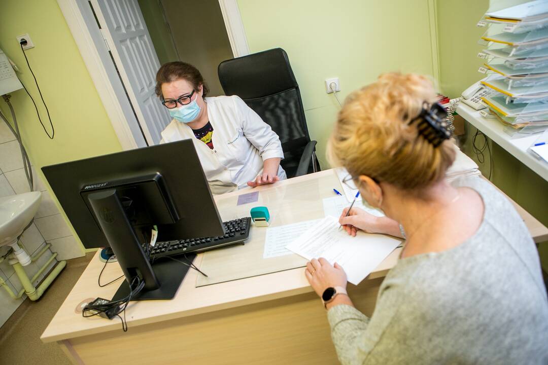 Įspėja: išaugus vakcinacijos tempams, medikai nespėja skiepyti nesiregistravusių žmonių – visų prašoma registruotis iš anksto.