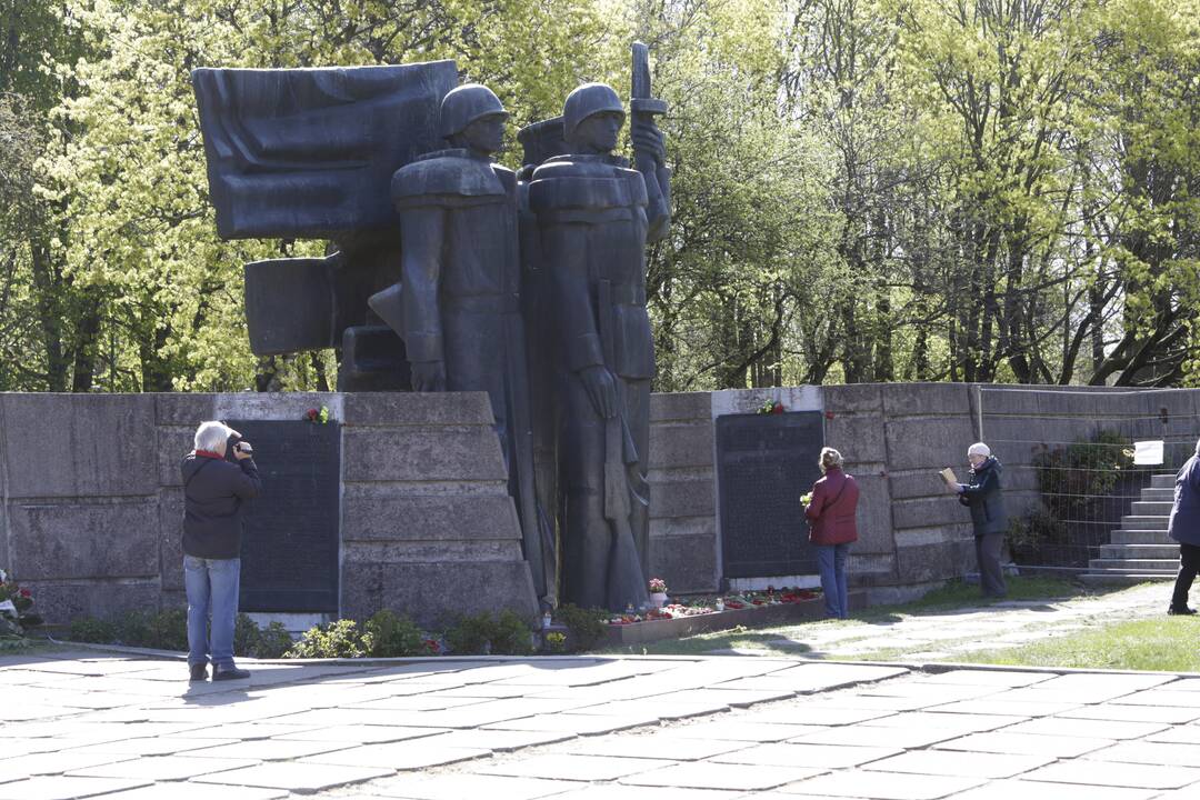 Išvada: mero potvarkiu sudaryta darbo grupė nustatė, kad ši skulptūrinė grupė nebuvo suplanuota originalioje memorialo kompozicijoje ir atspindi militarizmo estetiką.