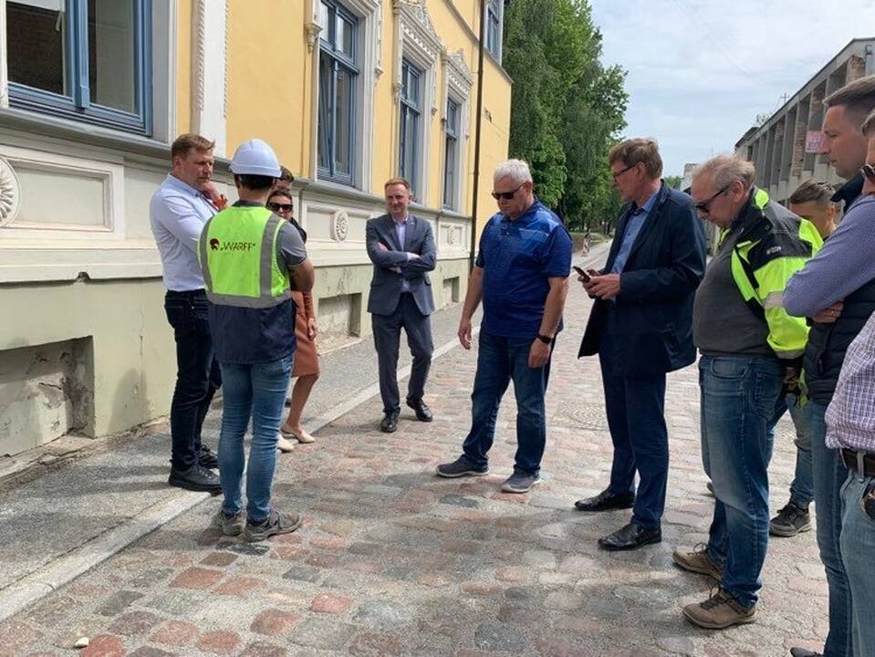Terminai: miesto vadovai, apžiūrėdami remontuojamas senamiesčio gatves, rangovų pirmiausia klausė, ar jie spės atverti eismą gatvelėse iki vasaros švenčių pradžios.