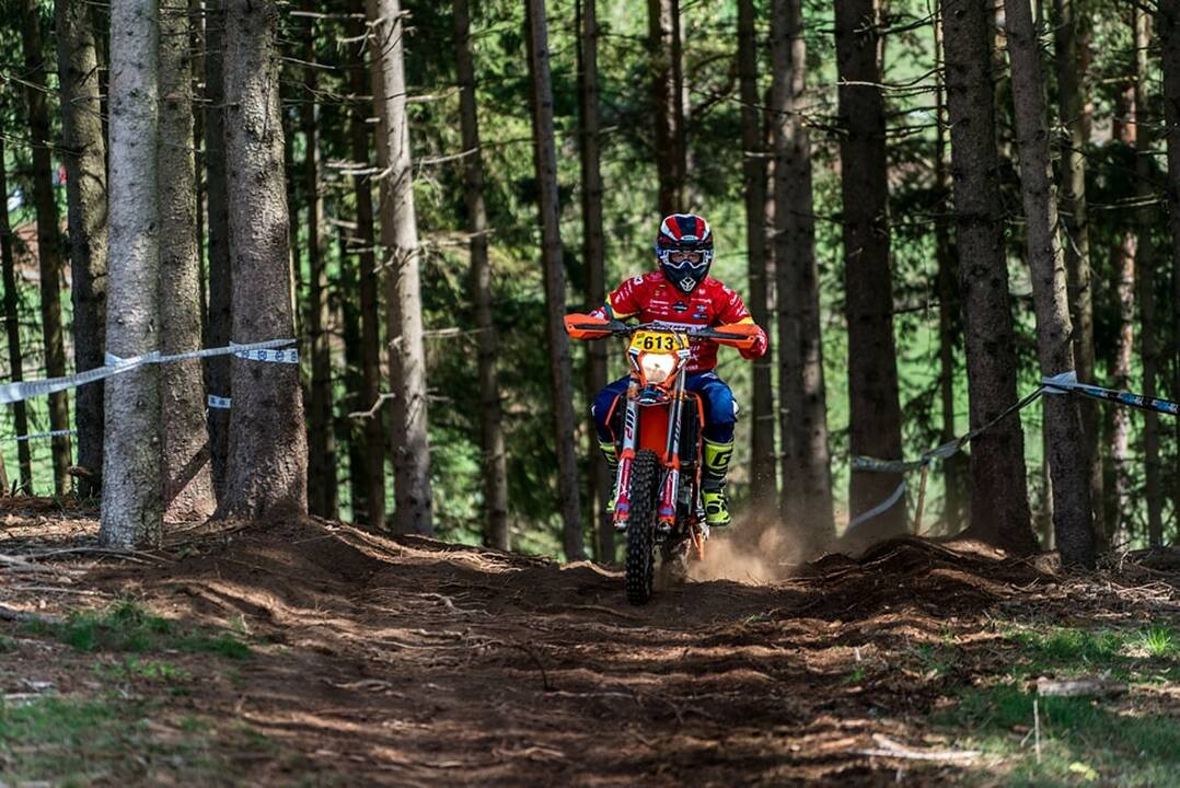 Išbandymai: ISDE dalyviams teko lenktyniauti ir miškuose, ir atvirose trasose, o motociklus remontuoti patiems.