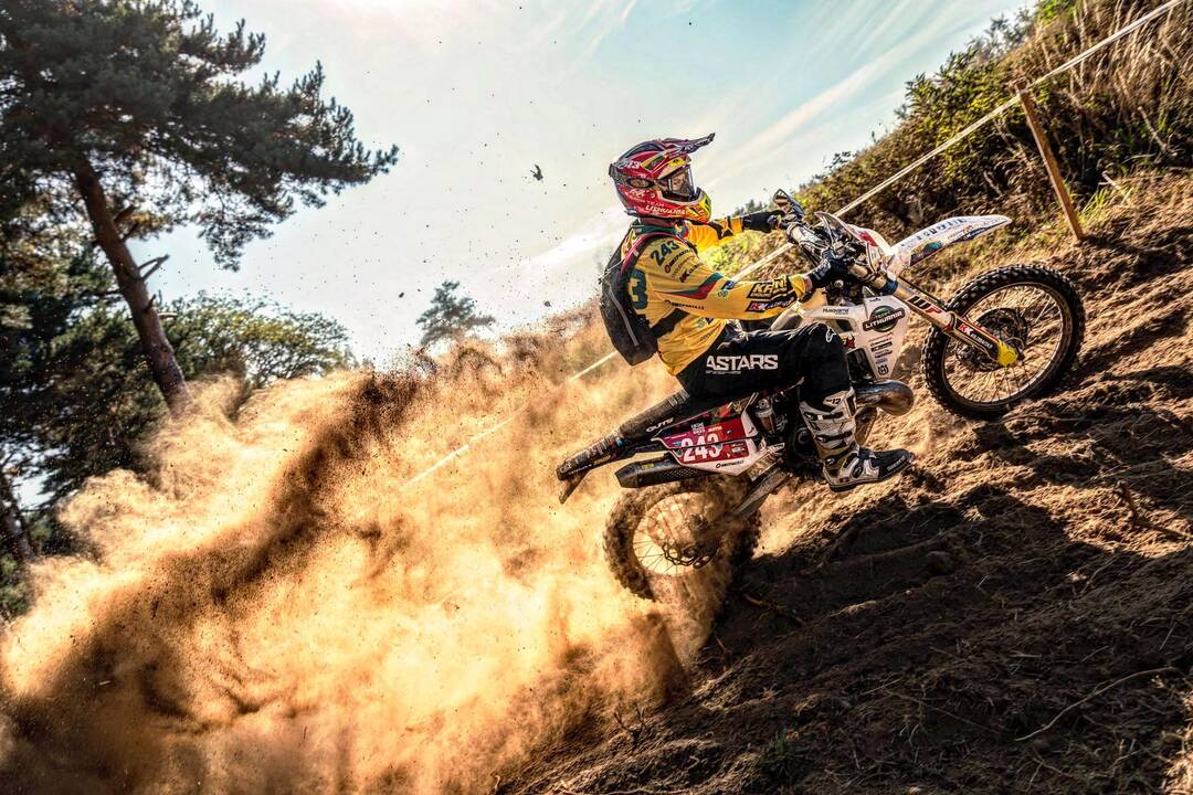 Išbandymai: ISDE dalyviams teko lenktyniauti ir miškuose, ir atvirose trasose, o motociklus remontuoti patiems.